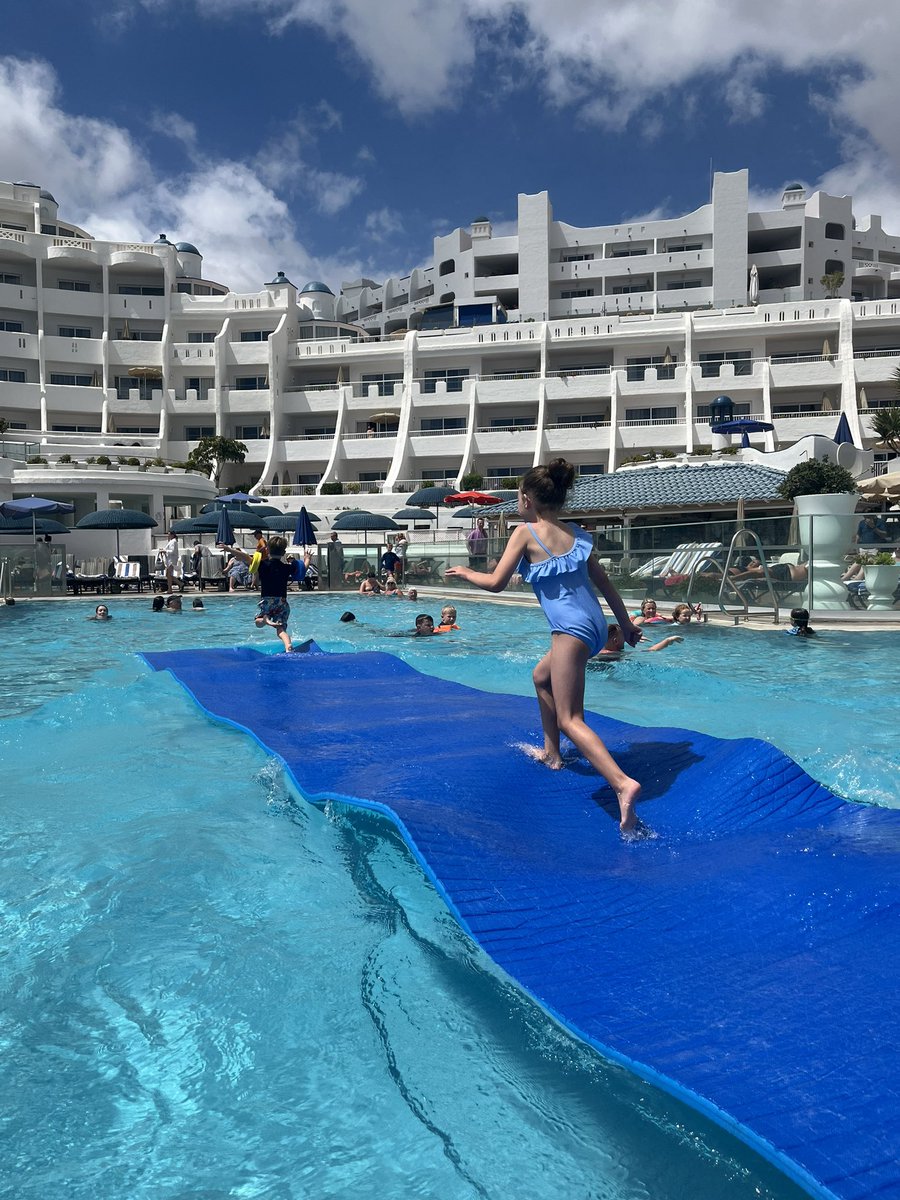 Tremendous fun with our water mat today 🌞💦