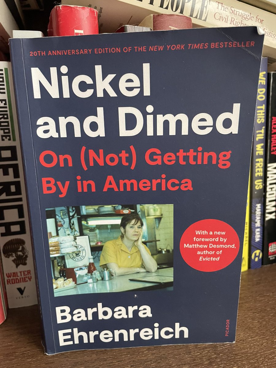 Wahlkampf macht ja ein bisschen doof, deshalb werd ich bis November jeden Monat ein politisches Buch aus der Vergangenheit vorstellen, das hilft die USA von heute zu verstehen. Angefangen mit «Nickel and Dimed» von Barbara Ehrenreich (2001): woz.ch/2414/erlesene-… @Wochenzeitung