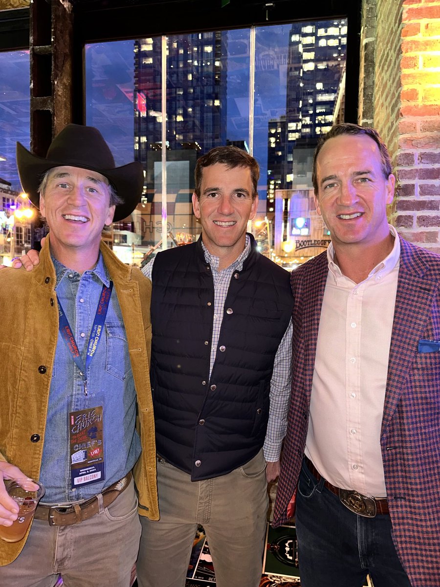 EliManning's tweet photo. Look who I ran into last night. https://t.co/xrRLJeu656