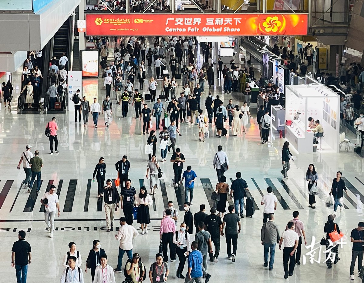 Nearly 300 companies👨🏻‍💼👩🏻‍💼 from #Chaozhou related to 🆕new energy, daily ceramics, craft ceramics🏺, bathroom equipment🚽, food🍲, footwear👟, and others will participate in the 135th #CantonFair.🙌🏻 ✨The 135th #CantonFair will be held in #Guangzhou from April 15th to May 5th.