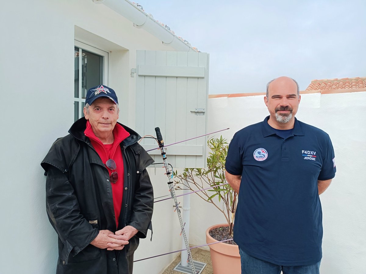 Yesterday, we received the kind visit of our friend @F5Ohh , Christian at our base camp on the island of Noirmoutier.

@GridMasterMap @ref_info @amsatf @F4DXV @EA4NF_SAT @F5Ohh #TM4J #AMSATRovers #iota #noirmoutier #DXpedition