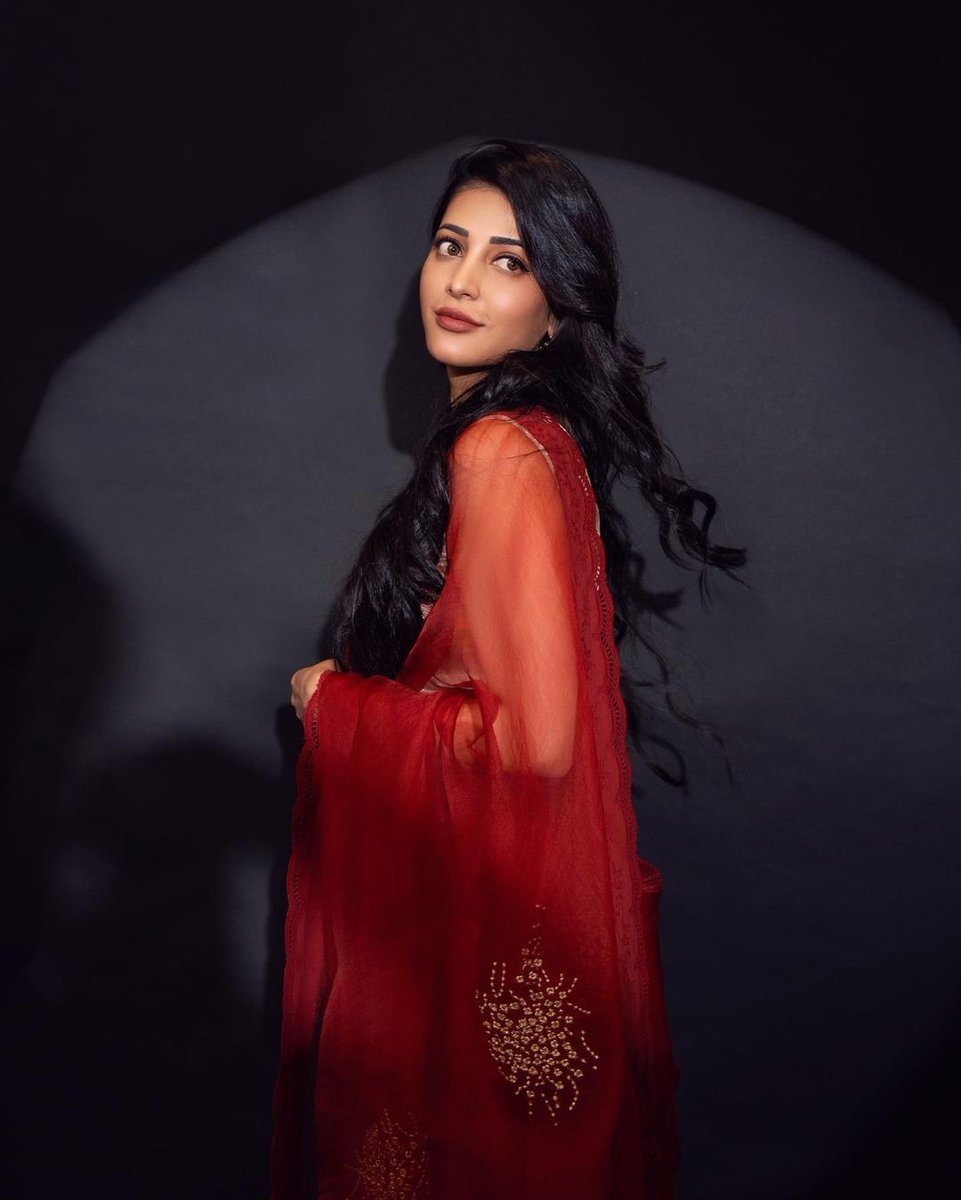 #ShrutiHaasan slaying in this red saree ✨🔥 #ShrutiHassan