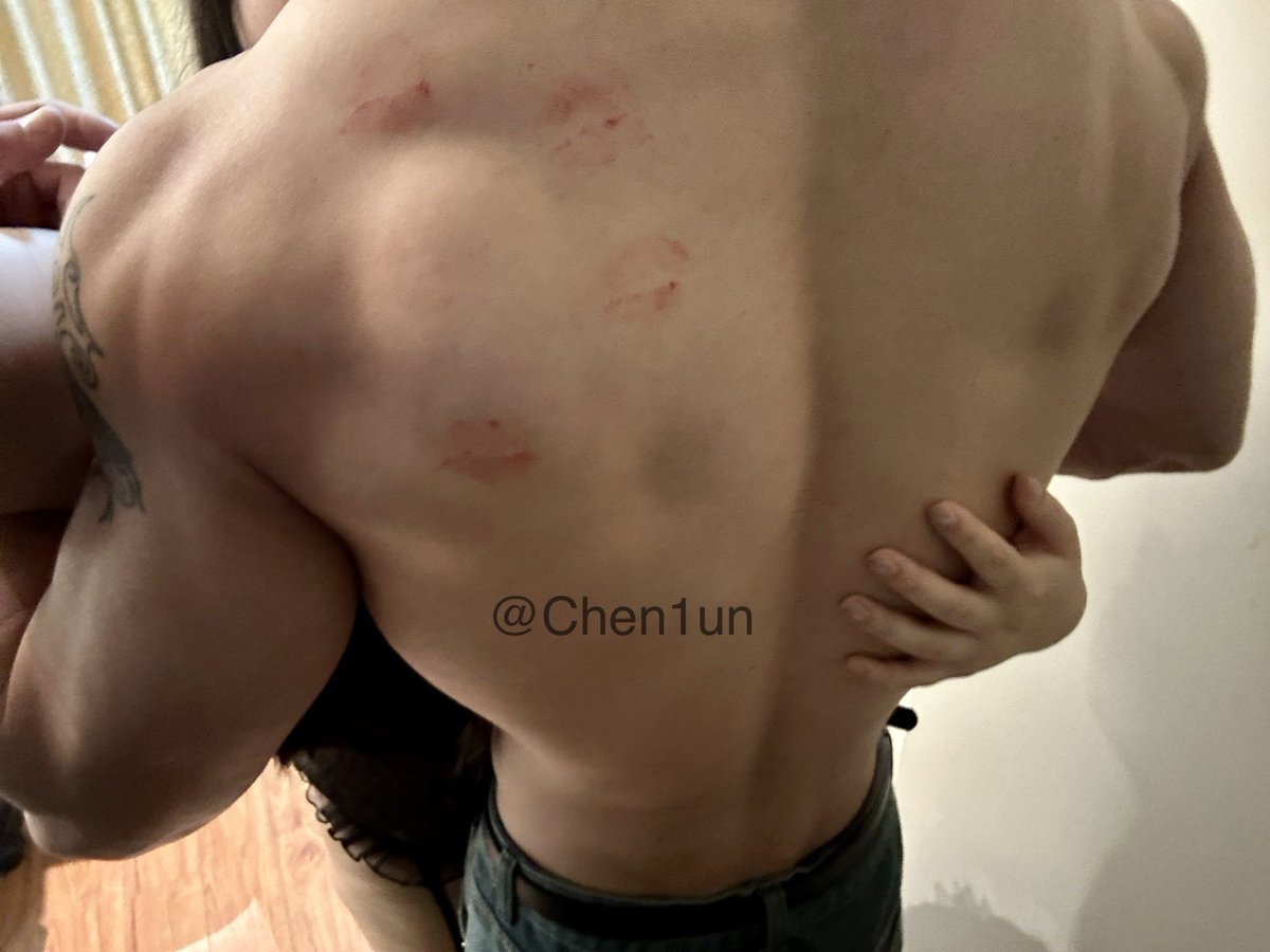 宝宝 把我的背拍的好宽好大还赠送口红印 

#体型差 https://t.co/gprouMIUO3