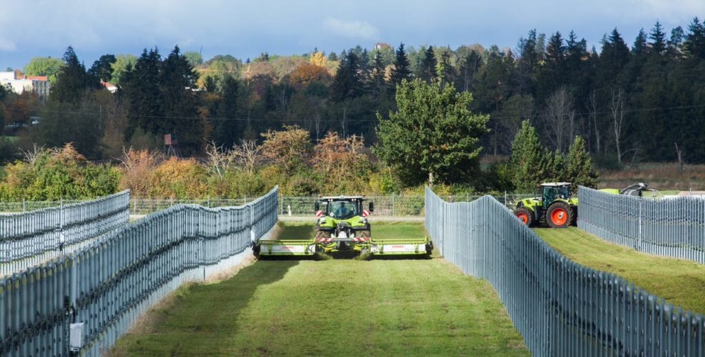 Öko-Institut: Deutschland hat mehr als genug Platz für Photovoltaik-Freiflächenanlagen: Allein an Seitenrandstreifen, über Parkplätzen sowie Industrie- und Gewerbeflächen ließen sich Solarparks mit 287 Gigawatt… dlvr.it/T53nlj #photovoltaik #solarenergy #renewableenergy