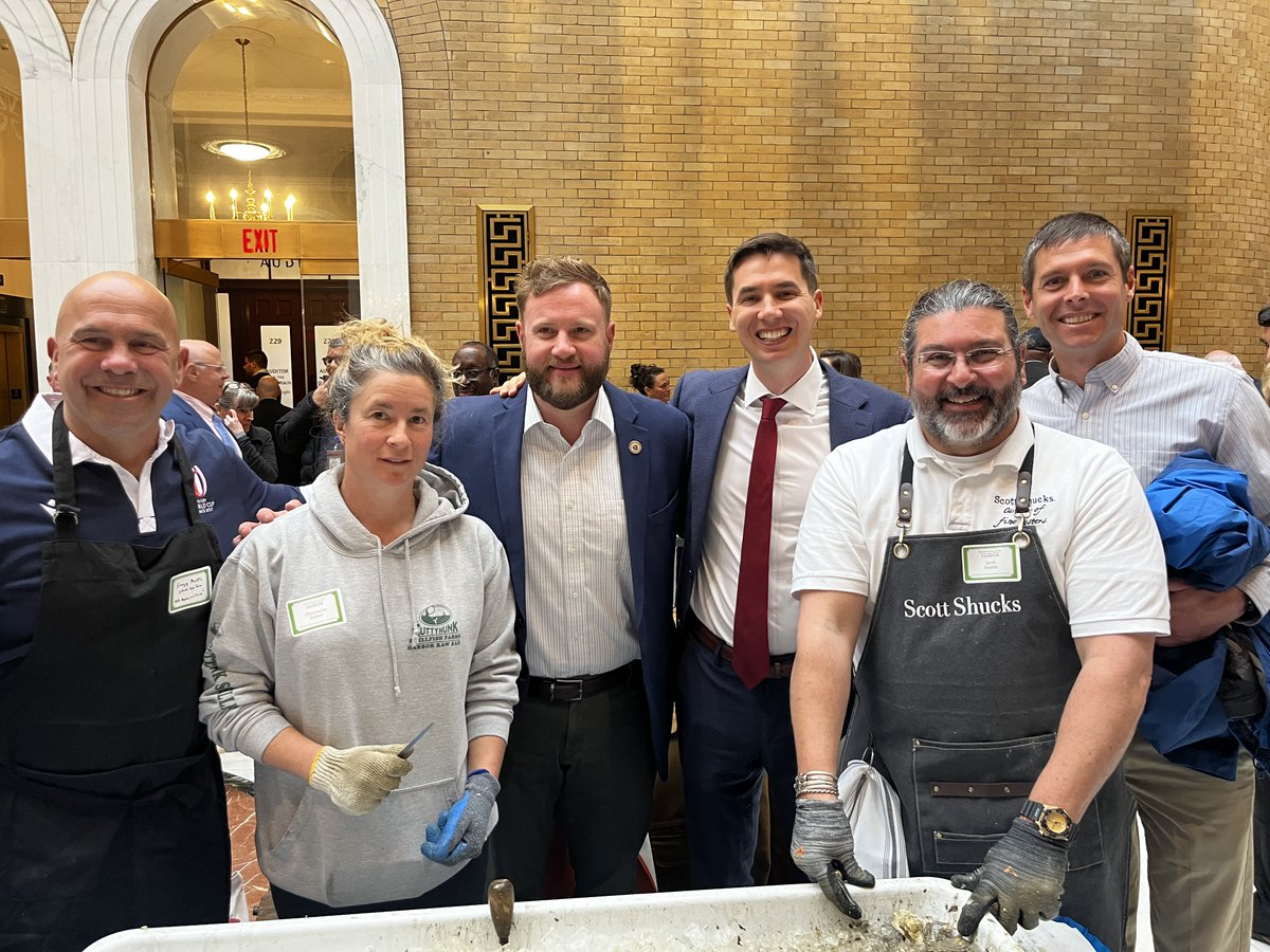 Support local farmers & fisheries! At Ag Day, we enjoyed oysters from #Cuttyhunk and #Duxbury. Over the past six years, I secured $900k for shellfish propagation, and we’ll keep supporting local farming and fishing.