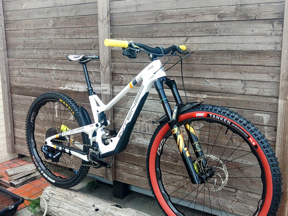 OVERRIDES_MTB's tweet image. 本日の納車、INTENSE TRACER29、カラーの１部を変更して、VF1Sロイ･フォッカーSPな感じに仕上げました。御注文時、純正は一条機な感じなのでロイフォッカーな感じにして下さい、との御指示でしたw、前後サスはEXT、ホイールはQUAI-ISOS33と抜かりのない仕上がりです。
#INTENSE
#EXT
#QUAI_ISOS33