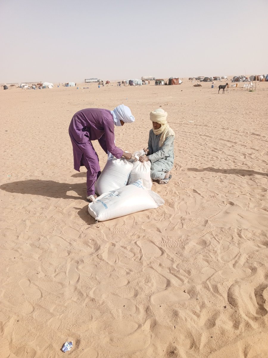 À Assamaka🇳🇪, sur la frontière algérienne, depuis juin 2023, @WFP_Niger distribue des repas chauds à des milliers de migrants, refoulés d’Algérie, originaires de plusieurs pays africains, et des rations sèches à des réfugiés maliens grâce à nos généreux donateurs. #SavingLives
