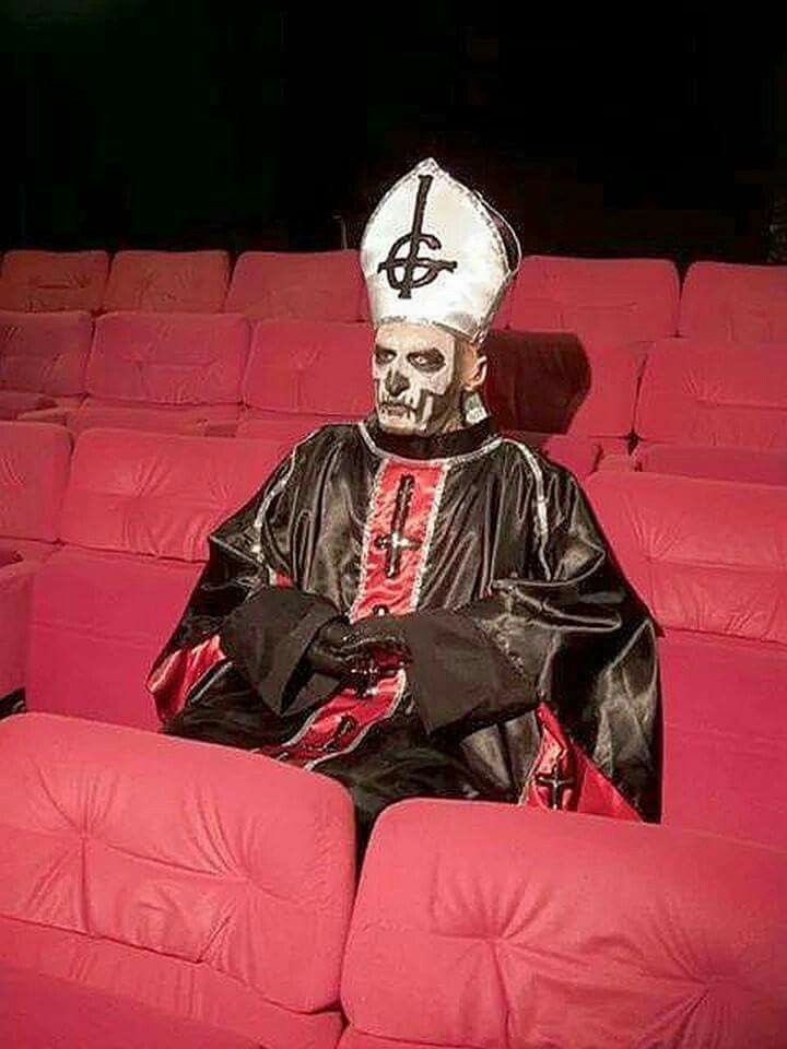 md3m1k43l's tweet photo. all ghost fans at the cinema like https://t.co/9If8sCil99