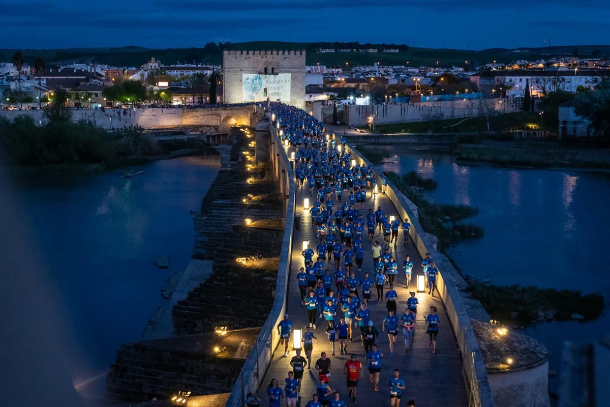 Ven la noche del sábado a disfrutar de un evento lleno de belleza, solidaridad y empatía: la III Carrera Nocturna por el #Autismo #SomosAzul. Tanto si tienes tu dorsal para correr como si no, puedes vivir esta noche mágica en Córdoba. Tenemos muchas cosas preparadas para ello. 🧵