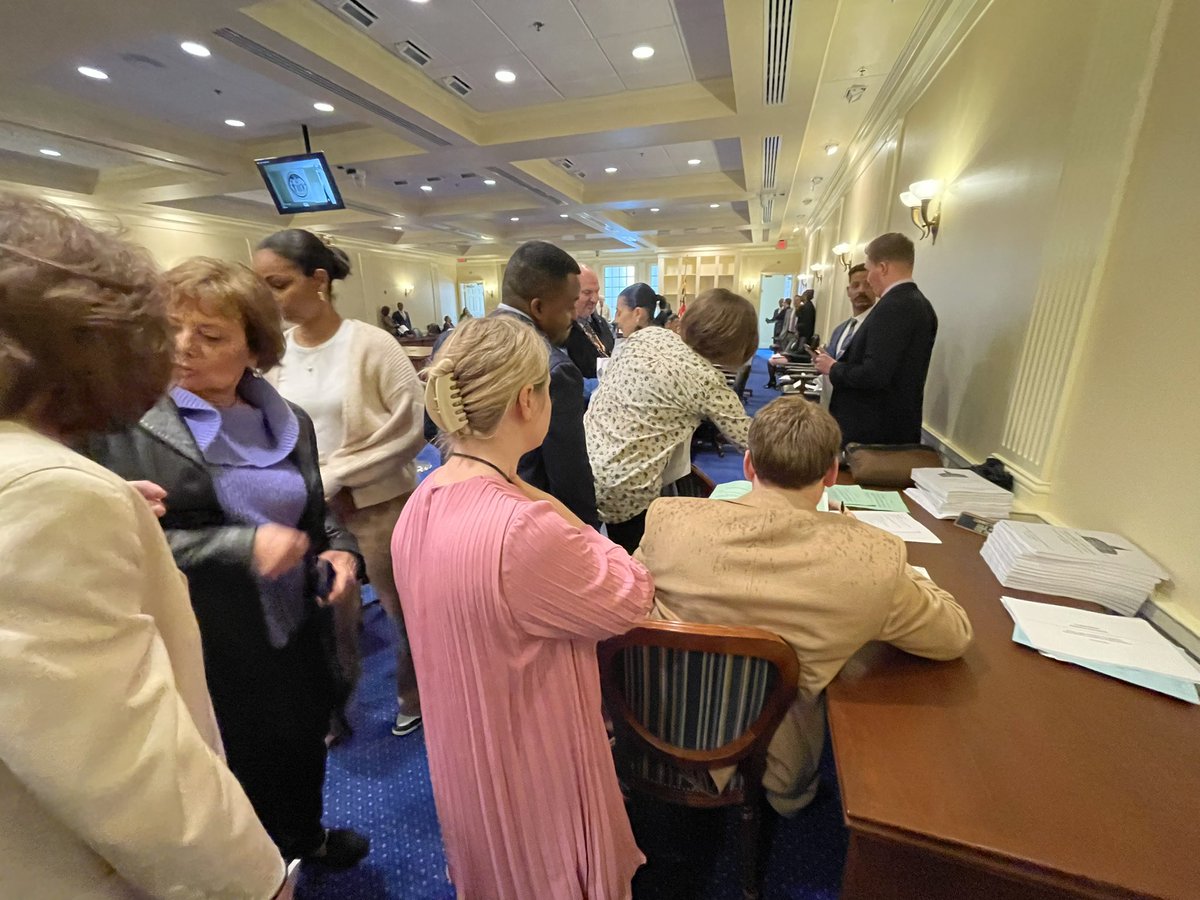 How do you find out what’s in the Maryland state budget compromise? You get in this line of lobbyists and journalists trying to get their hands on -paper- documents dropped on a table at the conference committee meeting. Or, just read my story later in @BaltimoreBanner.