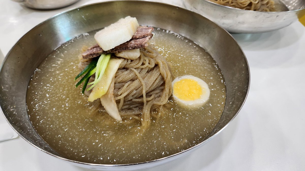 을밀대 일산점 방문기

살얼음 낀 육수가 시그니처인 을밀대. 육향이 강하고, 간이 꽤 센 편이다. 개인적으로는 더 슴슴한 국물을 선호한다.

메밀면의 탄력도 다소 강했다. 메밀 함량이 다소 낮은 편이고, 내 취향과는 거리가 멀었다.

평냉을 처음 먹는 사람에게는 추천할 만하다.

별점: ★★