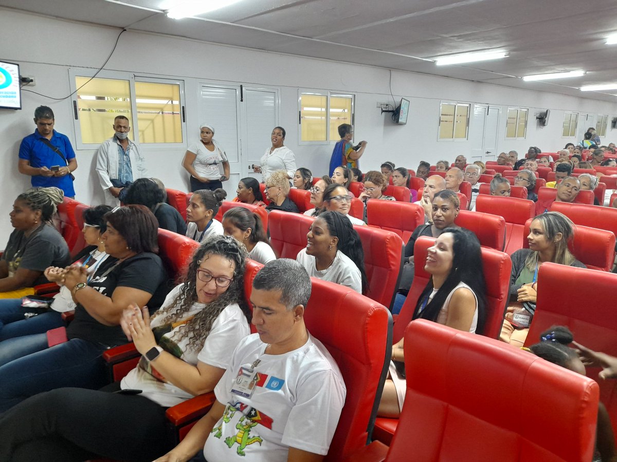 Celebrando el 62 aniversario de la UJC y el 63 de la OPJM junto a nuestros jóvenes en la Unidad Central de Cooperación Médica, con la presencia de la COLMENITA FELICIDADES A TODOS 
#Cubacoopera
#cubacooperaven