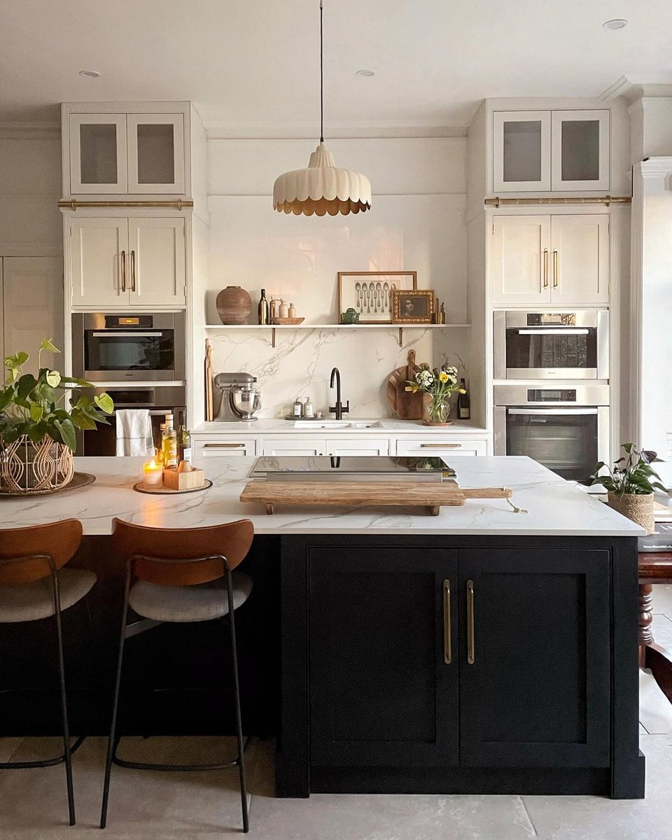 We adore this kitchen space from Instagram's @feather_and_faff, where the contrasting in-frame cabinets perfectly complement the radiant Dekton Aura under the soft natural light.