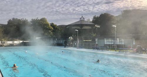 FriendsBaths's tweet photo. One of the #outdoor pools open during the winter around the UK is Hathersage #swimmingpool in the Peak District. The #historicpool, gifted to the village by local business man & philanthropist, Mr George Lawrence & opened in 1936, is heated all year round.
#OutdoorSwimming https://t.co/gmOptEeVoN