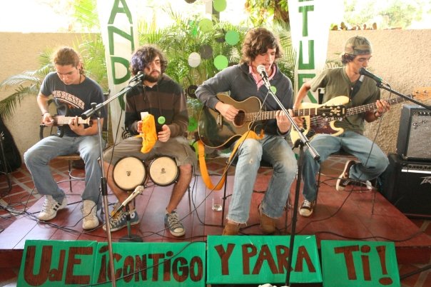 LassoMusica's tweet photo. no sé en qué momento pasamos de aqui a acá.
pero lucha por tus sueños, que si se puede 👊 https://t.co/bTYDBbA3TT