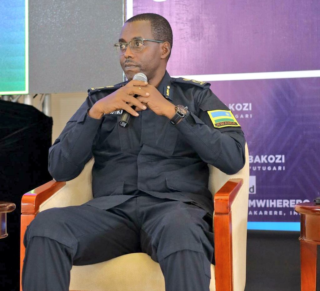 bugeserayouth's tweet image. #Bugesera: Kuri uyu munsi wa 2 w'Umwiherero w'abakozi kuva ku kagari kugeza ku karere, Umuhuzabikorwa w’Inama y’Igihugu y'Urubyiruko ku karere Bwana @Pascal_Mboni yatanze ikiganiro ku ruhare rw'Urubyiruko mu kugira Bugesera y'Ubudasa icyeye itekanye kandi iteye imbere @jnabdallah