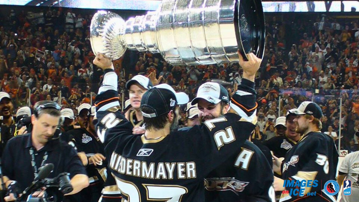 Honoured Member Scott Niedermayer passing the #StanleyCup to his teammate & brother Rob in 2007 was a very special sibling moment in sports history! 🏆 Tag us to share your favourite family moment as we celebrate National Siblings Day! #HHOF @keeperofthecup