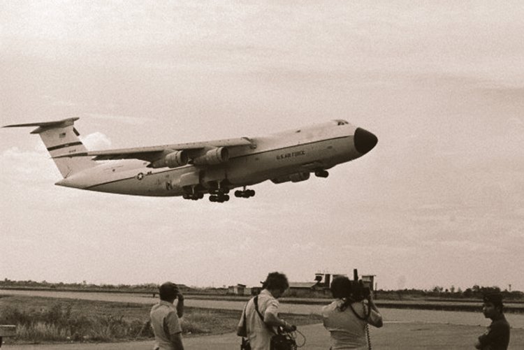 HistoryMttrs's tweet photo. #OTD #DOTD #4Apr #Aircrash #USAirForce
Friday 4 April 1975, a United States Air Force Lockheed C-5A Galaxy (Reg. 68-0218) crashed shortly after takeoff near Saigon, South Vietnam.
The plane was participating in the first mission of Operation Babylift and
transporting Vietnamese orphans to the United States.
There were 314 people on board.
• 138 people died, including 78 children.
• 176 people survived.
🌹#OperationBabylift #Saigon #Vietnam