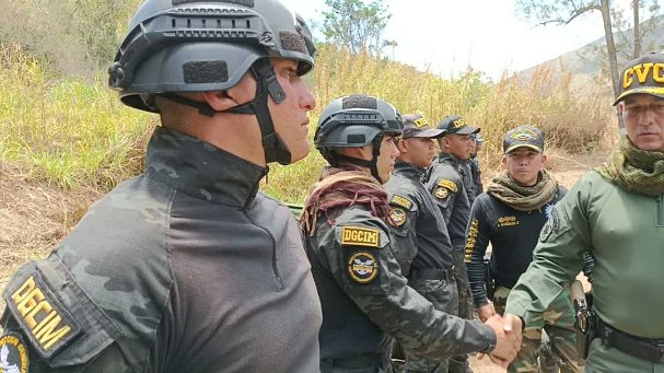 El GD. Adolfo Urribarri Monagas, Cmdte. del CVC, acompañó el día de hoy a los alumnos del X curso de Operaciones Ribereñas; en el Grupo de Acciones de Comando, quienes continúan capacitandose para operar en las diferente áreas fluviales, lacustres y marítimas de nuestra Patria.