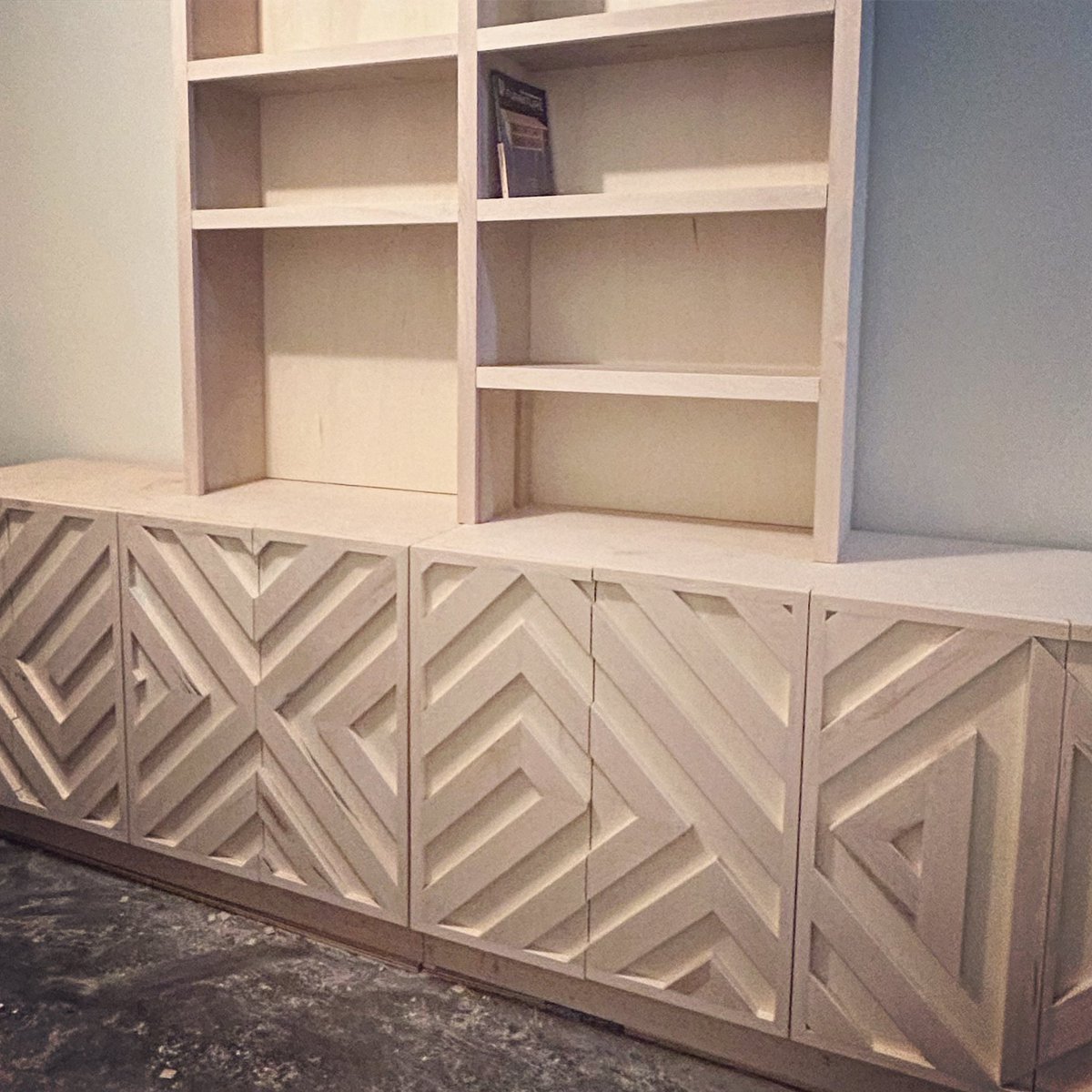 LLAMIRAGE's tweet image. #SneakPeek Custom bookcase being installed tomorrow… this was the #hardmaple before I sprayed it &amp;amp; I can’t wait to share the gorgeous blue finished product! 🤩 #CadenceInteriorFinishing #customfurniture #customhomes #custominteriors #painting #furnituremaking #furnituredesign