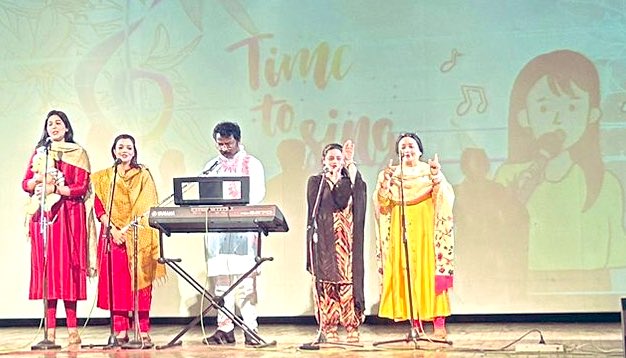 ShandilyaPooja's tweet photo. Embracing new beginnings with vibrant #FoundationStage #welcomeassembly #Ahlconintl. Frommelodic medleys to #JaduiPitara puppetry, from role enactment to foot-tapping dance, teachers crafted an art-integrated extravaganza to usher in year of learning &amp; growth. @ashokkp @y_sanjay https://t.co/qawJH03Jgn