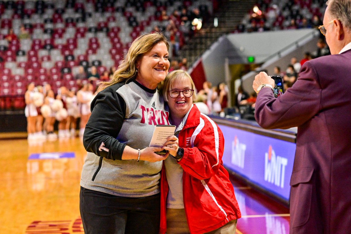 We want to deliver a huge thank you and shoutout to Jane Cameron, a longtime Special Olympian and member of Trojan Nation, who delivered a commemorative silver dollar coin honoring the first female Special Olympics president to Chanda Rigby prior to last night's game ❤️🤍
