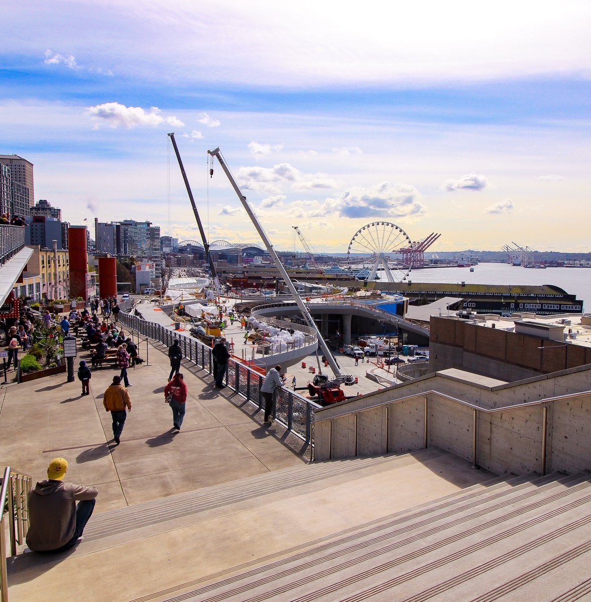 A lot is happening off our MarketFront Sundeck. 👀 The Overlook Walk will be completed in 2025, connecting #PikePlaceMarket to the @WaterfrontSEA and the Seattle Aquarium. Grab coffee or lunch from your favorite Market shops and head to our MarketFront to see the progress.