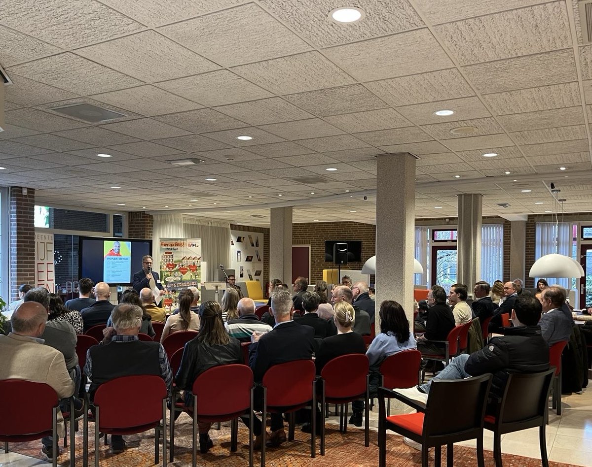 raadVijfheeren1's tweet photo. Een flinke opkomst tijdens het VHL-plein in Meerkerk vanavond! Met als hoofdonderwerpen de gebiedsvisie Meerkerk en de plannen voor het nieuwe gemeentehuis van Vijfheerenlanden. #Meerkerk #Vijfheerenlanden https://t.co/YqGE5MwS1C