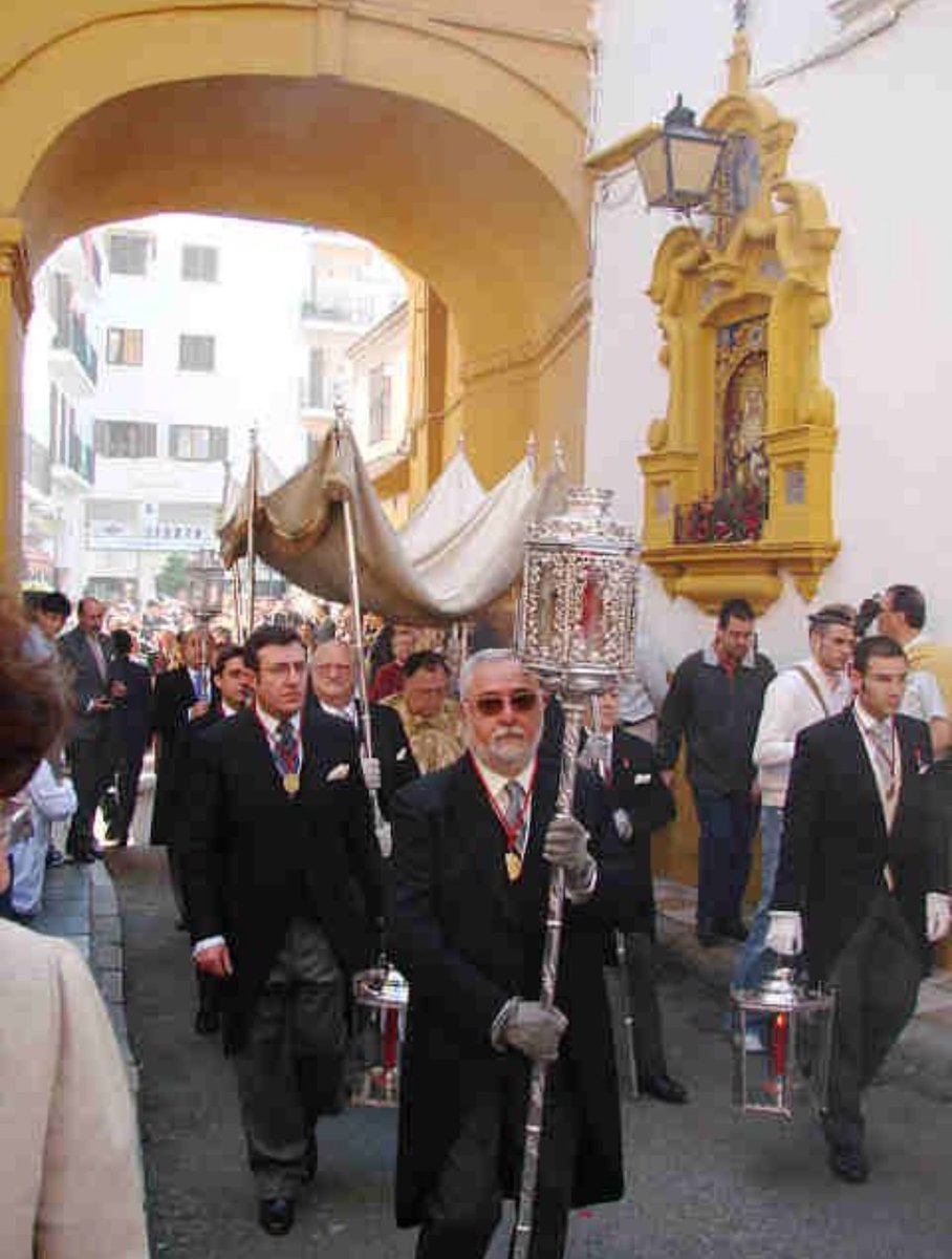 🟣 El próximo domingo 7 de abril, tras la misa de 10:00h en la Capilla Real de la Santa Iglesia Catedral, se celebrará la procesión de impedidos de la @sacramental1511 por las calles de la feligresía.