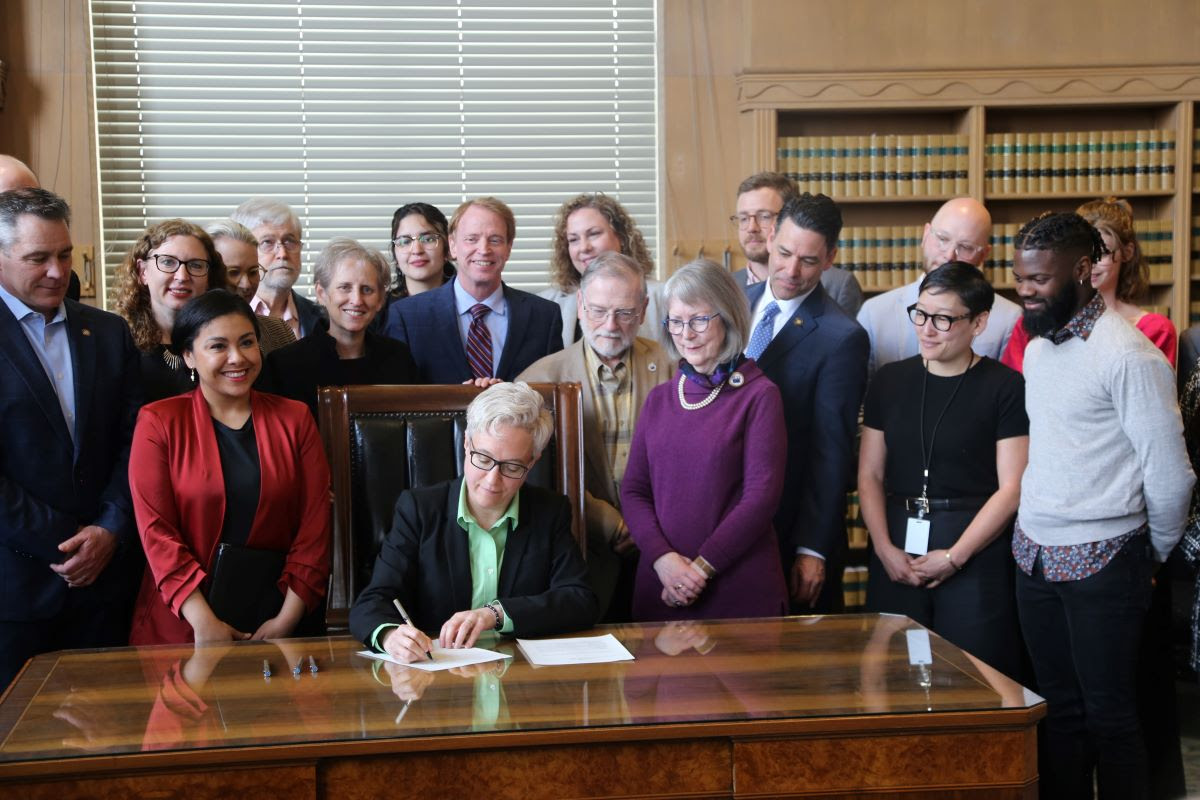 Collecting signatures when I was 19 to put campaign finance reform on the ballot was how I first got involved in politics to reduce the influence of big monied interests & lead to policy that helps people not special interests. I'm proud to see this signed into law #orpol #orleg