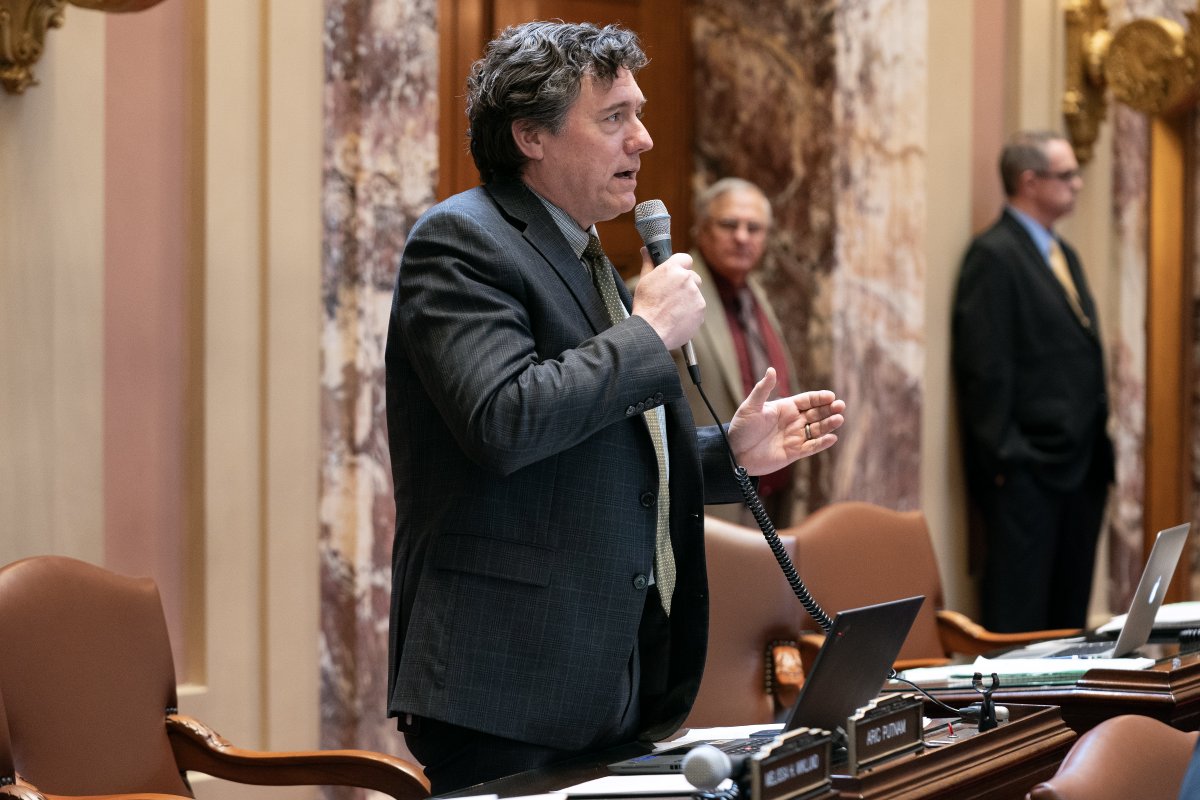 Sen. Aric Putnam (D-St. Cloud) introduces SF 4225, the Omnibus Agriculture policy bill to the Senate Floor. The bill passes on a vote of 58-9. #mnsenate #mnleg youtube.com/watch?v=Fx18M8…