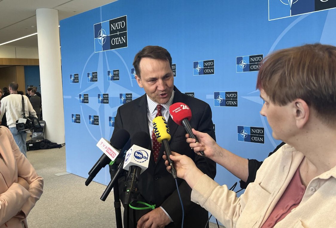 BREAKING: A decision was just taken to launch a NATO mission for Ukraine The news was broken by Polish Foreign Minister @radeksikorski, saying it doesn't mean NATO is entering the war, but that NATO's coordinating, training & planning capabilities will now be used to help 🇺🇦