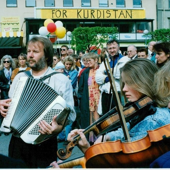 Di salên 1970yî de min strana 'Mamma mia' dibihîst. Lê ez hatim Swêdê hînbûm ku straneke koma ABBAyê ye, ji tîpên pêş yên navên wan pêk tê. Di sala 1974an de agirê wê li hemû dinê belav dibe. Li rastê Benny Andersson bi akardeona xwe tevî roja piştgiriya Kurdîstanê dibe (1991).