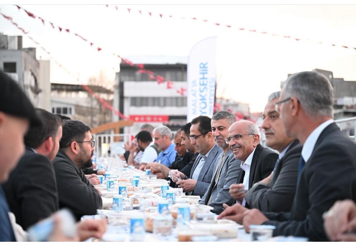 enkazda çekilmiş fotoğraflarını gösterdi 'ben nasıl Malatya'ya gelmeyeyim akrabalarım hep burada' dedi Ben de bu fotoğraflarını sosyal medyada neden paylaşmadığını sordum ,'ben bu yardımları Allah rızası için yaptım eğer reklam için paylaşsaydım bir değeri kalmazdı' @samiermbb