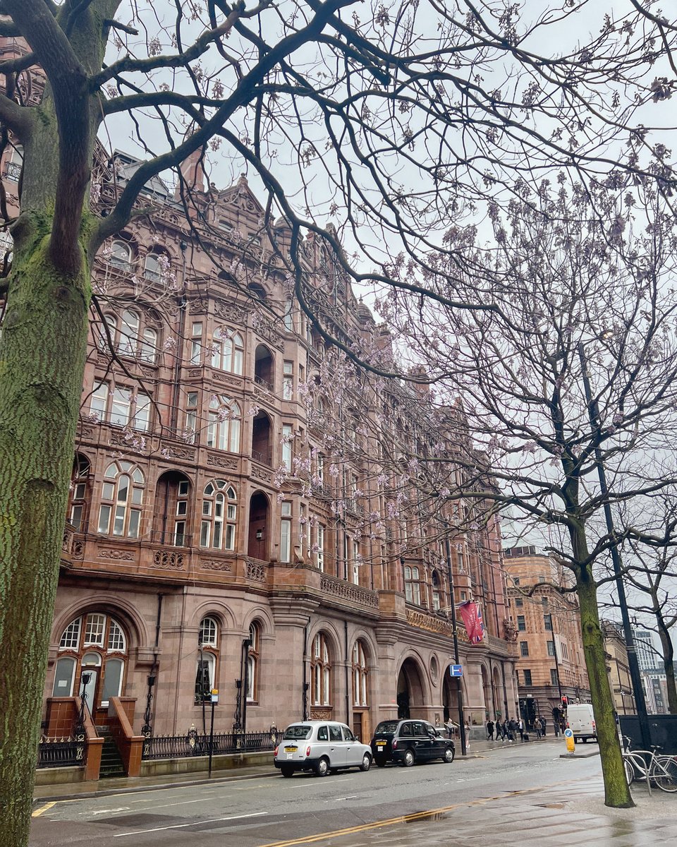Waking up in Manchester's iconic Hotel ☁️ ☕ What's your favourite part of waking up in a hotel? Is it the comfy beds? Perhaps it's the hotel breakfast? Share yours in the comments 💙