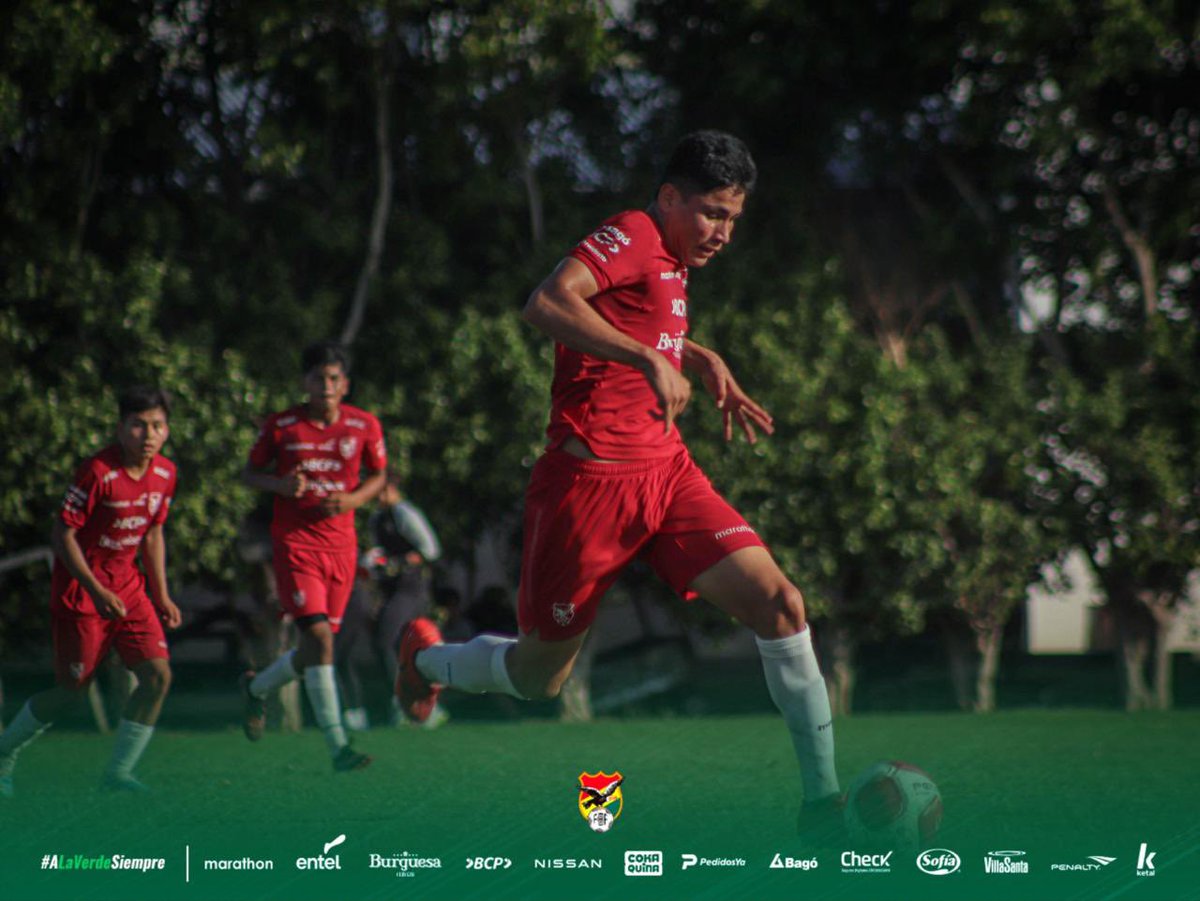 🇧🇴 AVANZA EL TRABAJO DE LA PRESELECCIÓN SUB-15 ⚽️ 📸 Te dejamos las mejores postales del entrenamiento de la Preselección Nacional Sub-15 en la ciudad de Santa Cruz. #FBFtrabajando