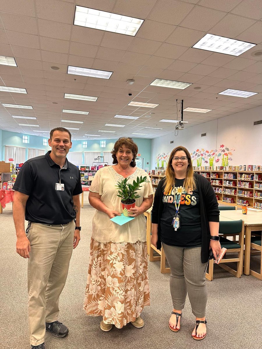 📚 Happy National School Media Specialist Day! 📚Today, we celebrate our media specialist, Mrs. See who plays a crucial role in shaping the young minds at TCE and fostering a love for reading and learning. @JeramyKeen @MrsRouxRocks @I