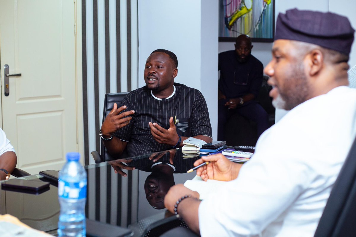 I was delighted to receive Hon. Bamidele Yusuf, the Executive Chairman of Surulere Local Government alongside his distinguished team, who paid me a courtesy visit at the office today. @lagossportscomm @Lagosstategovt @deori_2 #lagosstategovernment #mushin