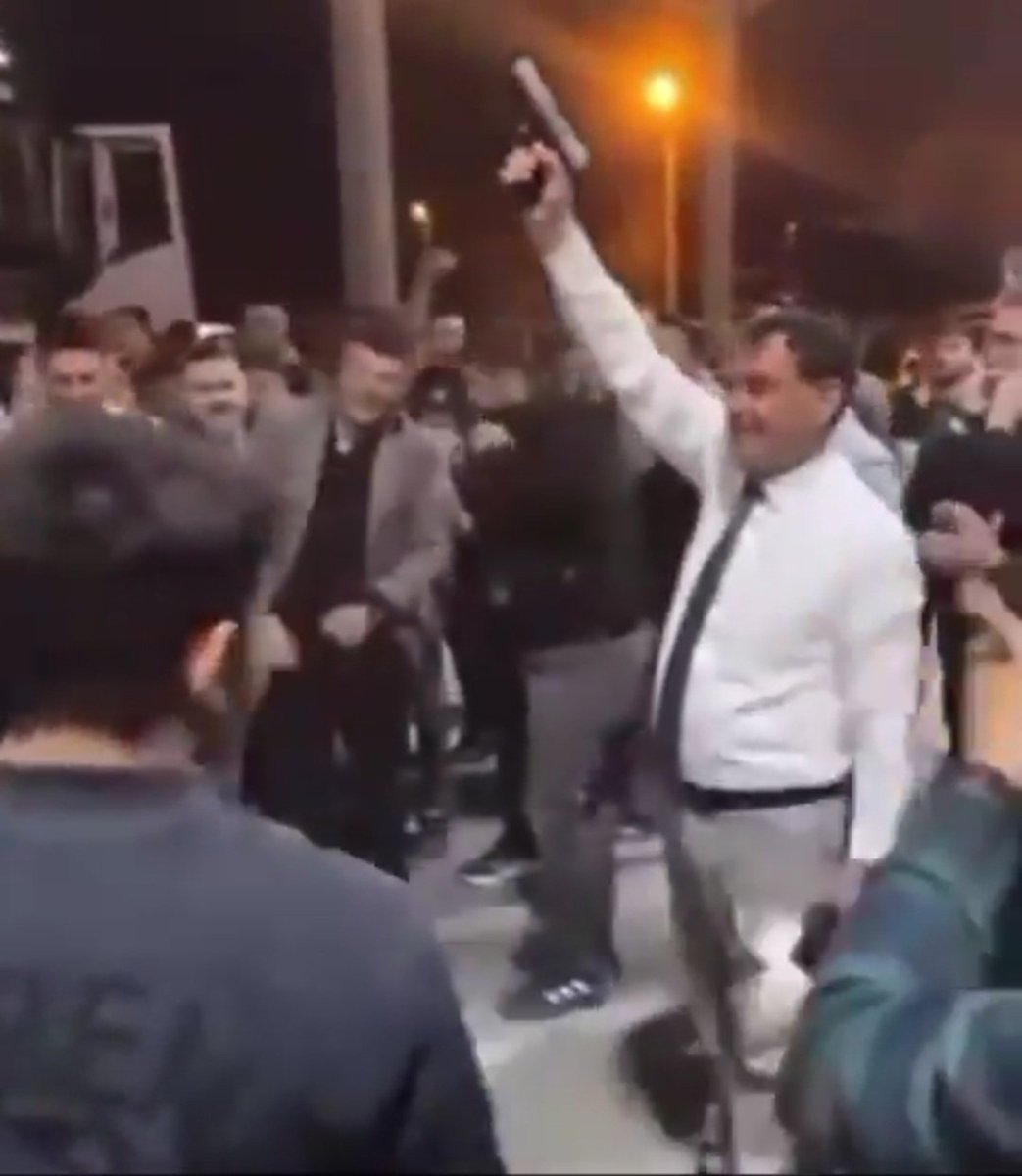 Böyle kutlama mı olur?
Belediye başkanı bunu yaparsa halk ne yapar.
Bu görüntüler günümüz Türkiye'sine hiç yakışmadı.
Ayıp ayıp