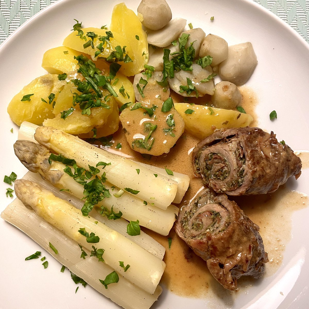 stromab's tweet photo. #FürDenPapaGekocht - Noch einmal die spätösterlichen #Involtini vom Kalb, gefüllt m. Bärlauch-Walnuss-Pesto in Marsala-Sahne-Sauce, aber dieses Mal mit dem ersten Spargel an Kartoffeln u. Topinambur. Getoppt von der geschnittenen Brunnenkresse…😋 https://t.co/M631gkP7wk