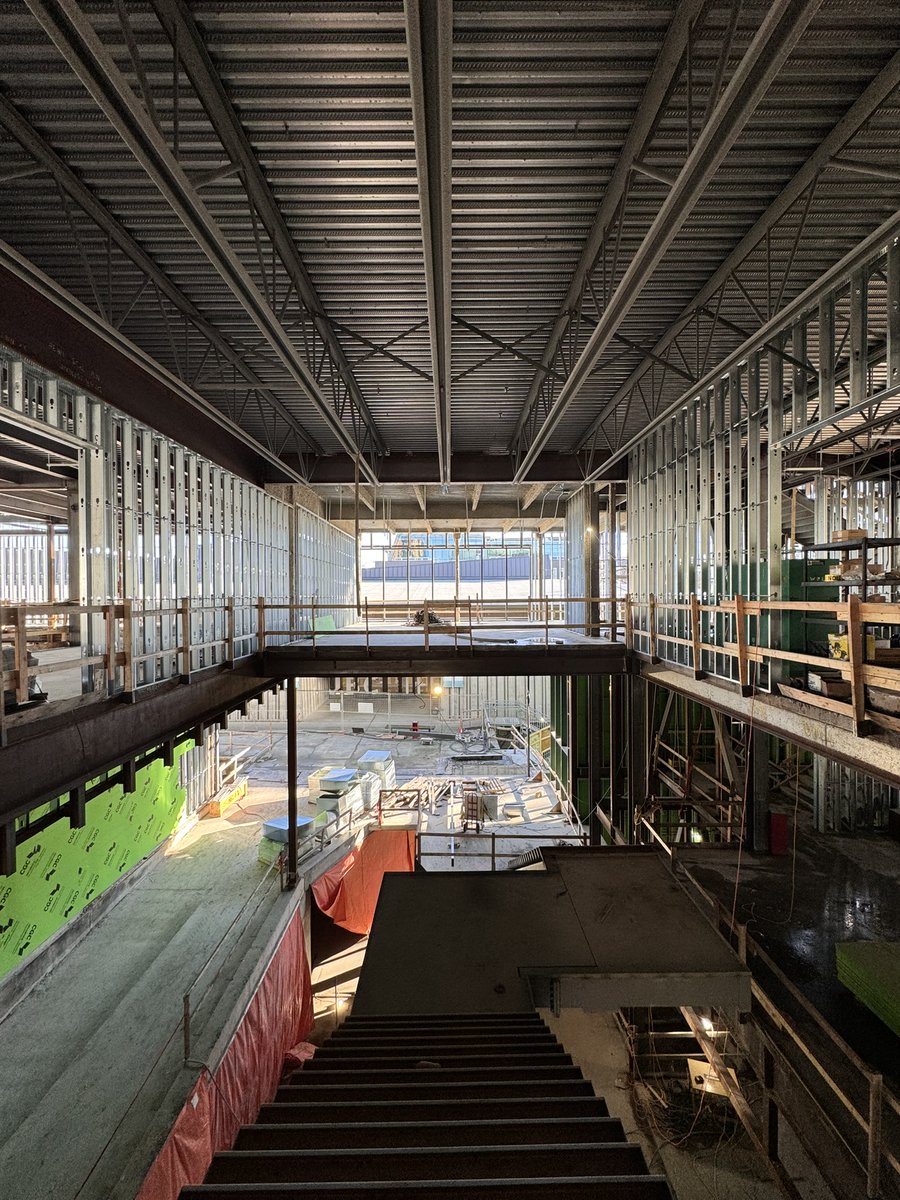 shapearch_'s tweet image. The main feature stair at UBC Recreation Centre North is a key wayfinding element within the building. It weaves together the various levels of the publicly accessible fitness program and is visible from all three building entrances. #SHAPEArch #SHAPEArchitecture #UBCRec