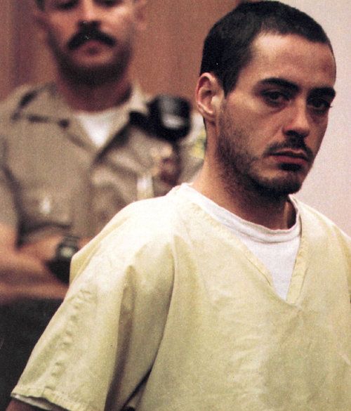 LugarCinema's tweet image. Hoy está de cumpleaños Robert Downey Jr y aunque hace poco se alzó con la gloria en los Oscar, ha tenido una vida muy muy difícil marcada por muchos problemas.

Os cuento la historia de Robert Downey Jr🧵🧵