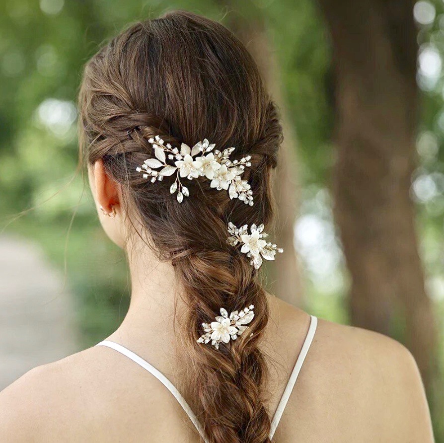 Delicate and feminine, this #haircomb and pins set is the perfect accessory for a #romanticwedding. 
Available here: adorabysimona.com/products/amary…
.
.
.
#2024weddingtrends #wedding #bridal #bridalhaircomb #bridalhairaccessories #custombridaljewelry #adorabysimona