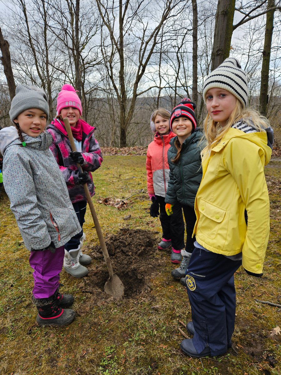 Native tree planting, an informative recycling workshop with @WalkerRecycling, and a hike involving native species appreciation made this EcoSchool day one to remember! @ColleenFast1 @EcoSchoolsCAN @dsbn with @GainsboroughPS @ParkScho2 and Martha Cullimore