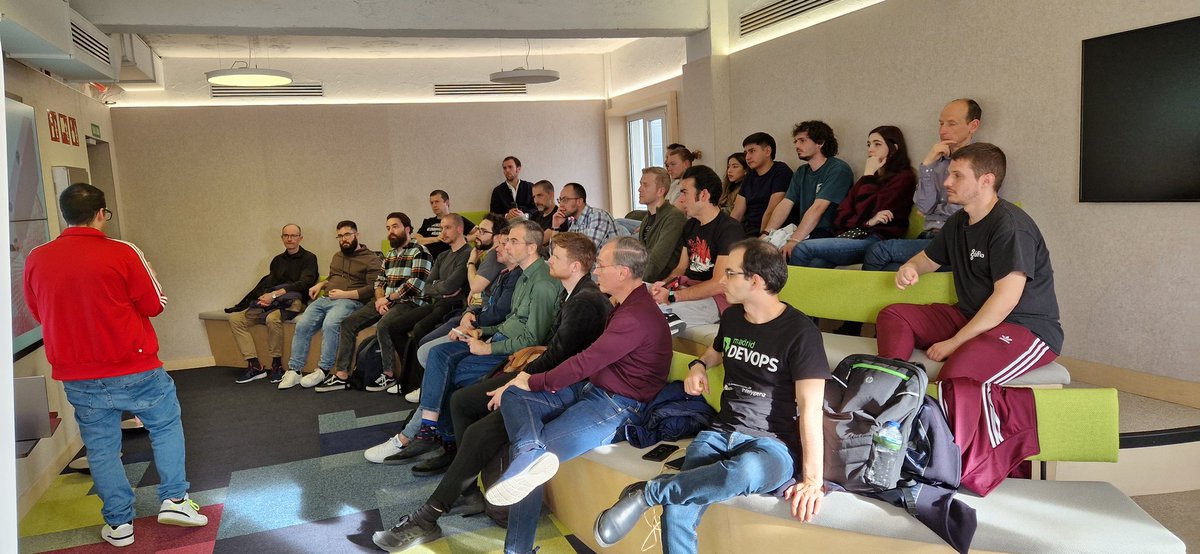 MadridDevops's tweet image. Muchas gracias a los dos ponentes de hoy en #madrid_devops, @ipedrazas  y @AngelBarrera92, al público asistente por su participación (Full House!) y a @idealista por ceder su maravillosa oficina.