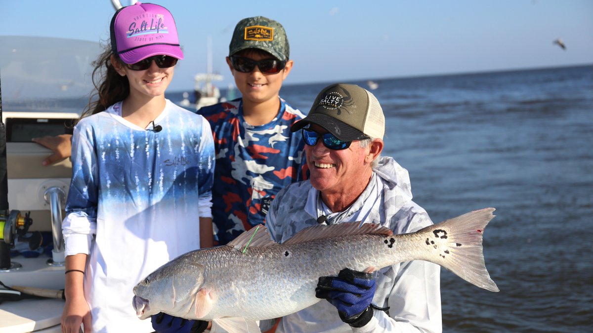 This week on #HookTheFuture, @CaptDonDingman takes some of his favorite kids, Bella & Luke, to catch some of his favorite fish- huge redfish! 🐟🚤🔋 #OdysseyBattery Make sure to 'catch' 🎣 this awesome episode this Sunday (4/7) at 3pm ET on @SPORTSMANchnl!