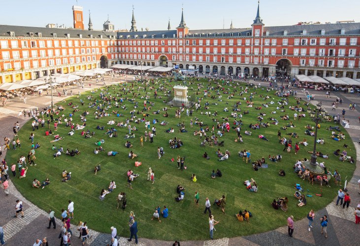 DiegoRBCA's tweet photo. 7 años entre estas dos imágenes de la Plaza Mayor de Madrid. 

Unos privatizan lo público y otros hacen comunidad en lo público. Hay una gran diferencia 👇 https://t.co/5K3eKDXMeW