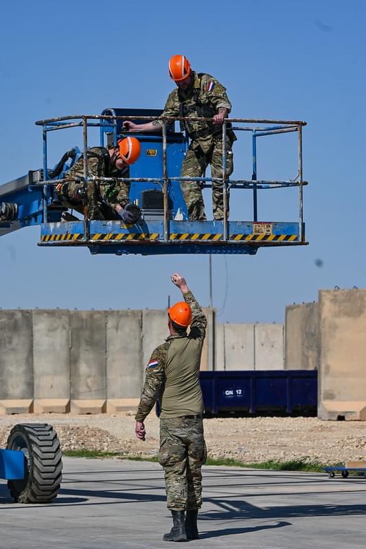 Nederland zet 3 transporthelikopters in voor de NMI. Doel van NMI is het versterken van de stabiliteit en veiligheid in Irak. 102 Constructiecompagnie is druk bezig op de Al-Asad Airbase in Irak om een een hangar voor de Chinooks te bouwen. Sodeju!