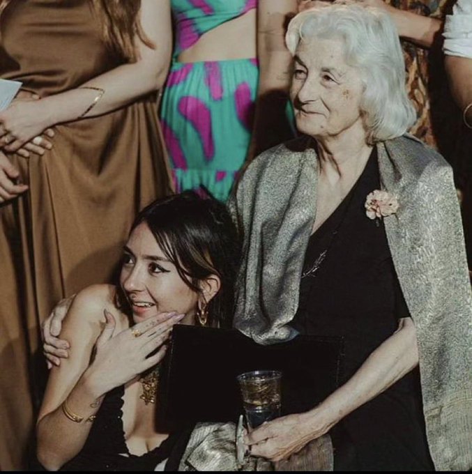 Nicole Louk Naccache, die Großmutter von Shani Louk: 
 
"Meine tote Enkelin ist auf einem Foto zu sehen, das einen renommierten Fotowettbewerb gewonnen hat. Und die Welt schweigt!  

Der Leichnam meiner Enkelin, nachdem die abscheulichen Mörder ihr die Knochen gebrochen haben,