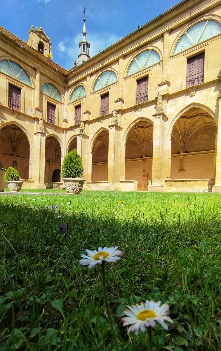 Primavera en el claustro del Monasterio de Yuso 😉 🔁 #rt